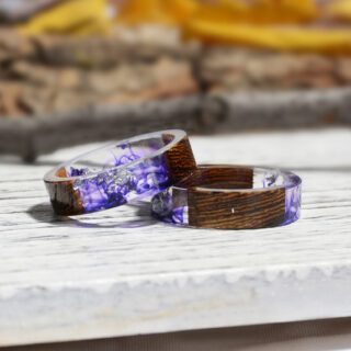 Bague en resine violet et bois