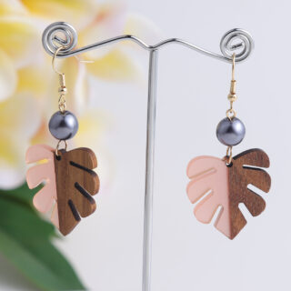 Boucle d'oreille en bois feuille rose
