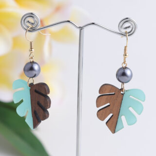 Boucle d'oreille en bois feuille turquoise