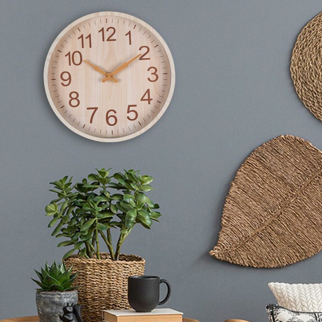 Horloge en bois clair