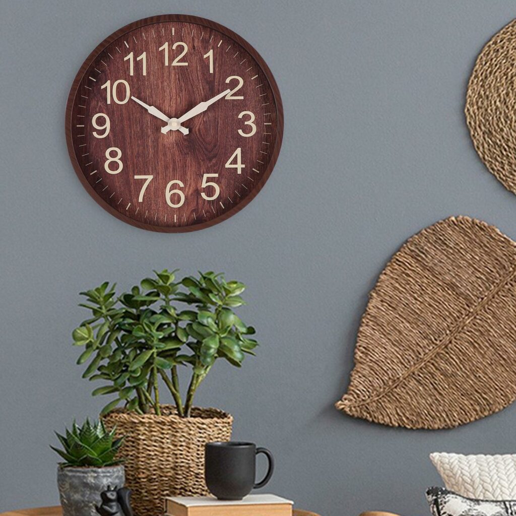 Horloge en bois foncé