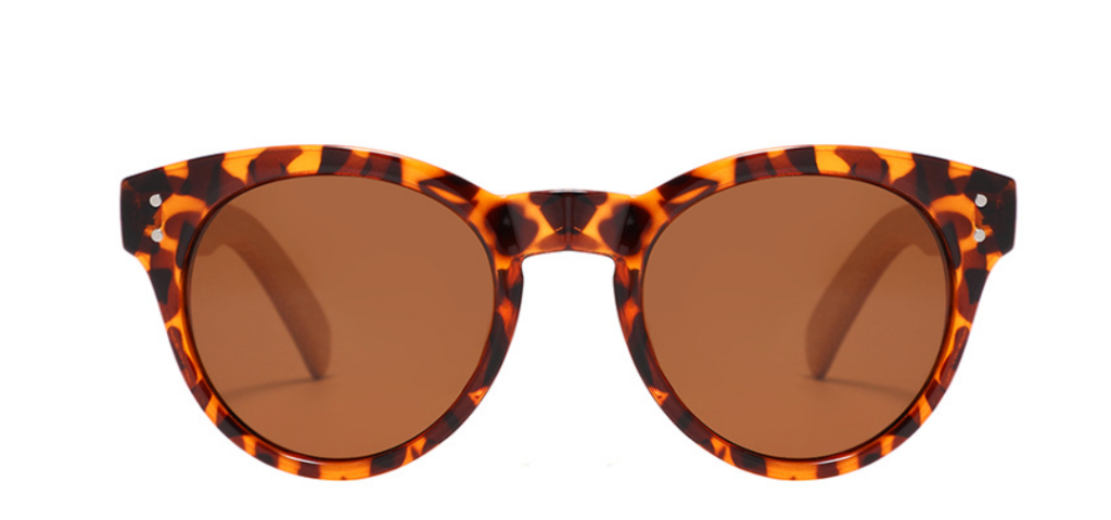 Lunettes de soleil en bois femme devant