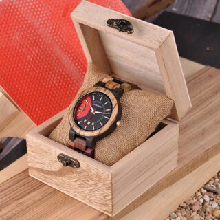 Montre en bois élégante rouge