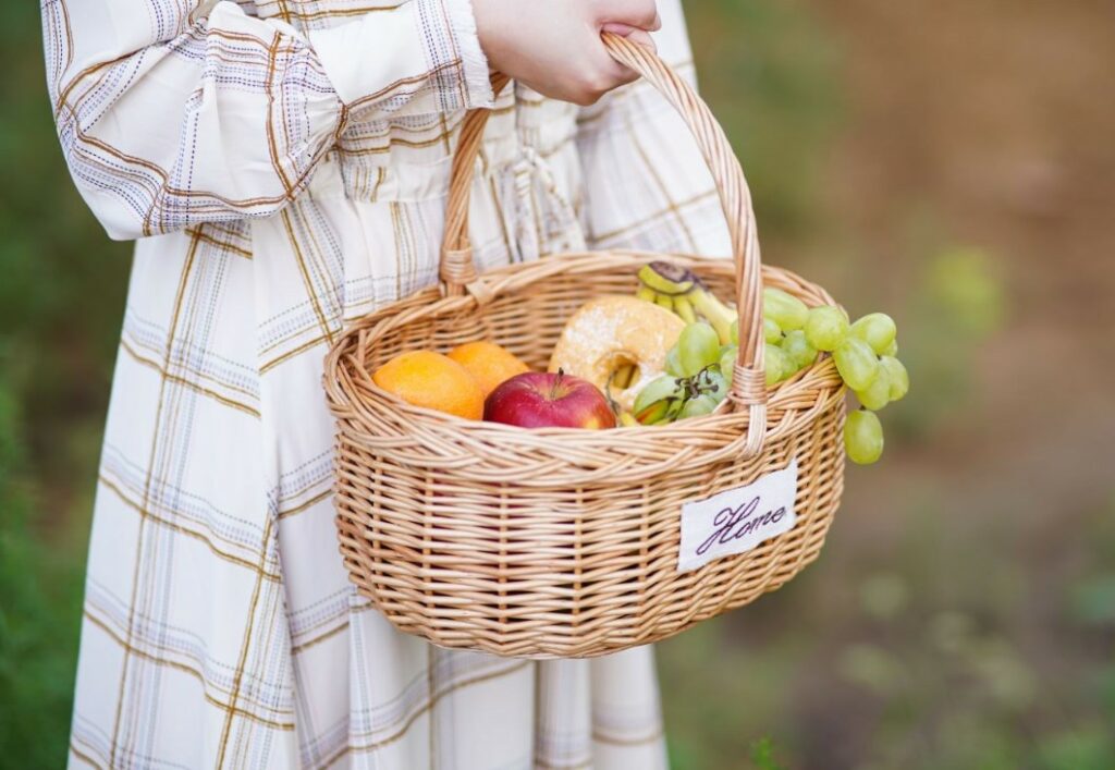 Panier en osier fruits