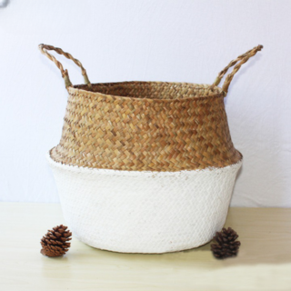 Panier en osier pour le jardin blanc