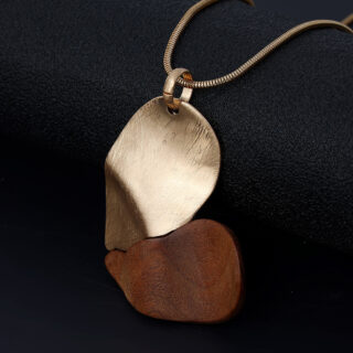 Pendentif or coeur en bois