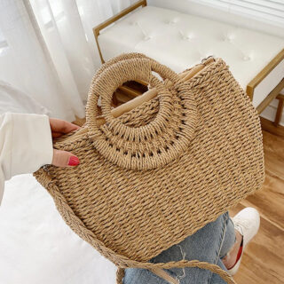 Sac en paille tressée beige avec grandes anses rondes en style bohème