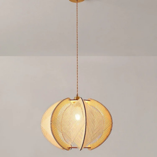 Détail des finitions artisanales du lustre en bois naturel Essence du Bois