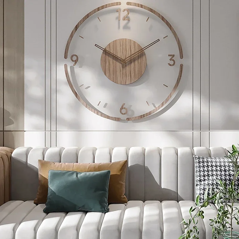 Horloge murale ronde au cadran transparent et aux repères bois, au-dessus d’un canapé